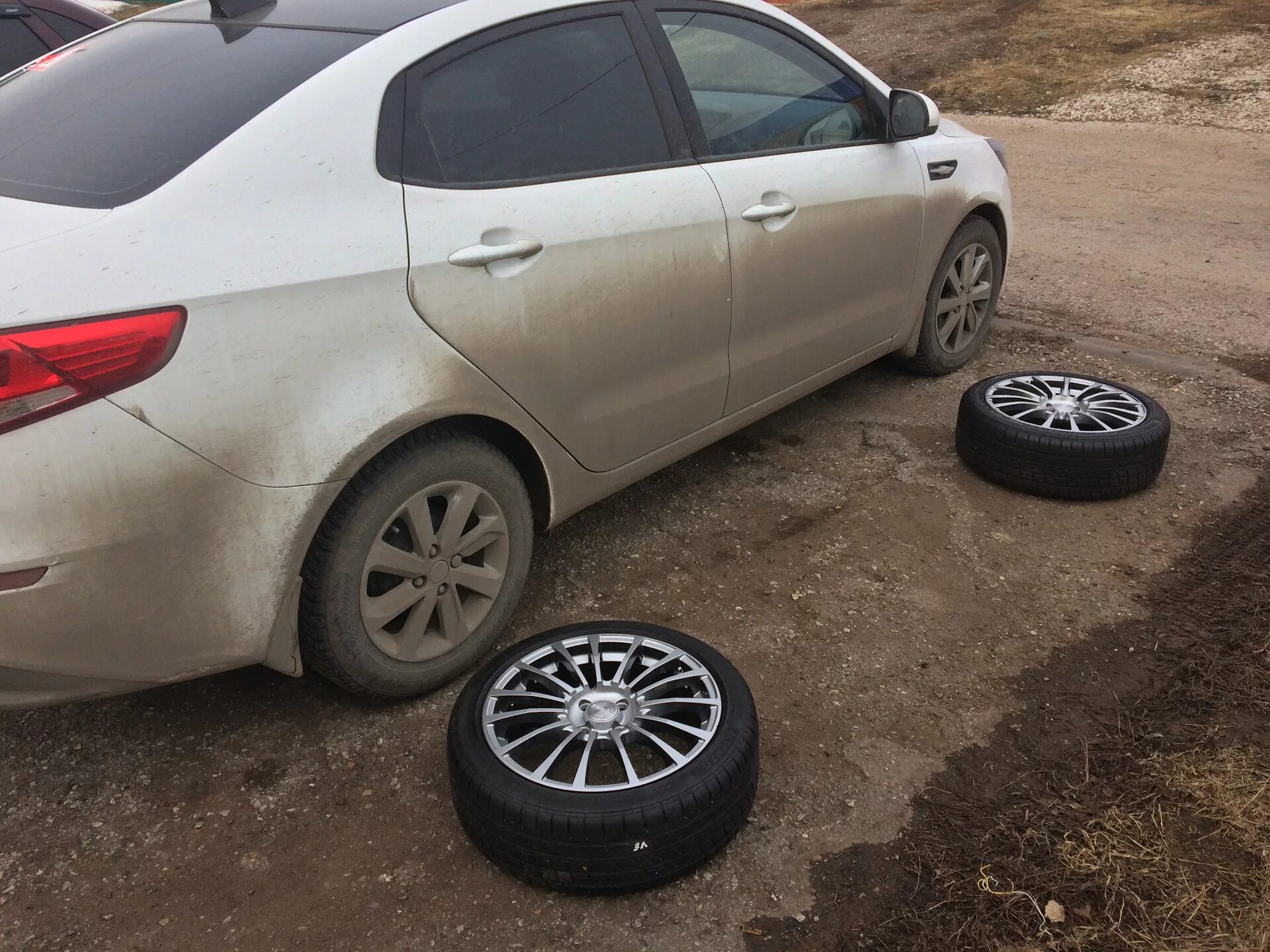 Шины на рио 3. Киа рио на 17 колесах. киа рио 3 r16 195/55. колесо кия рио 3 колесо. kia rio 3 штампы 16 радиус.