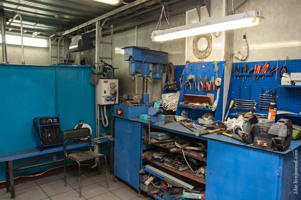 Мастерская деревообработки. Деревообрабатывающая мастерская. Цех декораций. Артель плотников 19 века автор картины. Работа цеха мастерских.