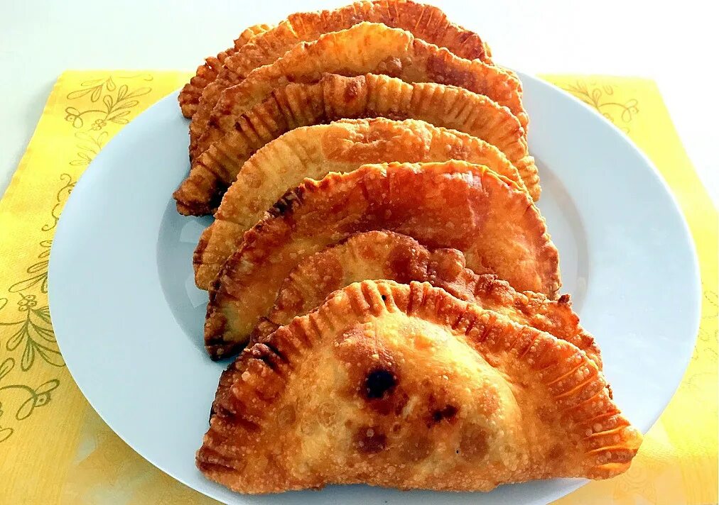 Чебуреки рецепт кухня наизнанку. Чебуреки. чебуреки с курицей. горячие чебуреки. чебуреки с курицей и сыром.