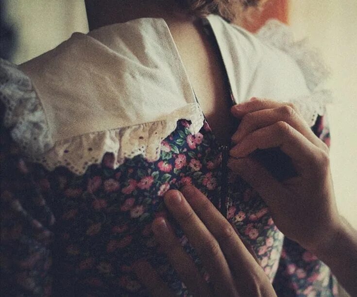 Я сам картинка. Помог застегнуть. Помог застегнуть. Мальчик одевается. Помог застегнуть.