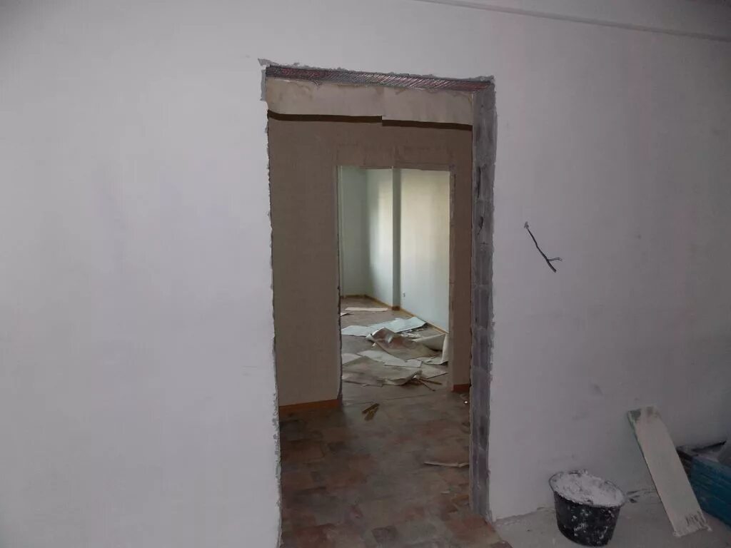 пробивка дверного проема в кирпичной стене. черновой дверной проем. дверной проем в кирпичной стене. дверной проем без двери черновой. высота дверного проема межкомнатной двери стандарт.