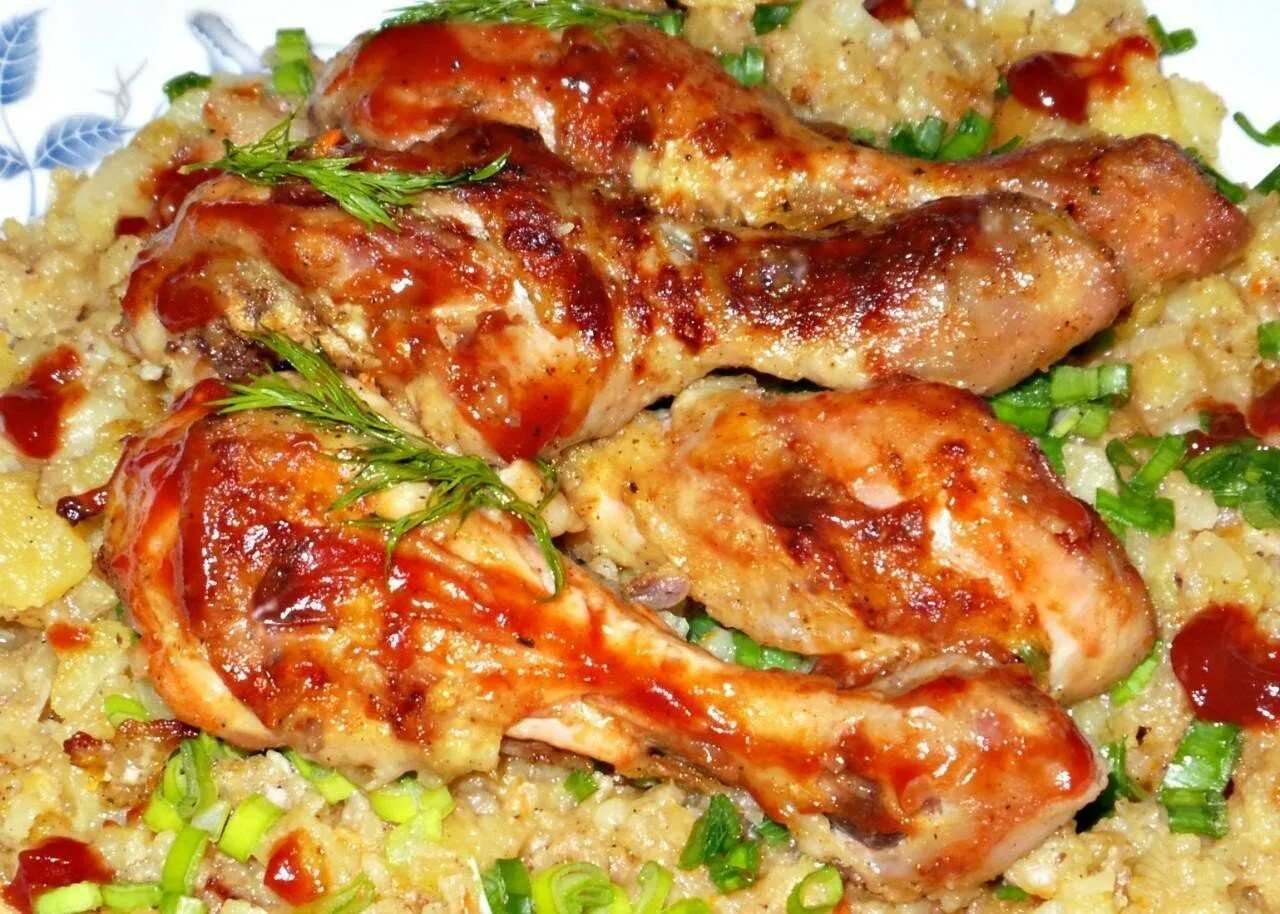 Вкусный рецепт голени курицы. Курица в духовке. Куриная голень запеченная в духовке. Курица приготовленная. Гарнир к курице.