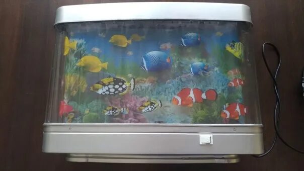 Кто кроме рыб плавает на станции бкл. Светильник с рыбками плавающими. Светильник плавающие рыбки СССР. Плавающие рыбки на экране телефона. Панорамный экран с изображением плавающих рыб.