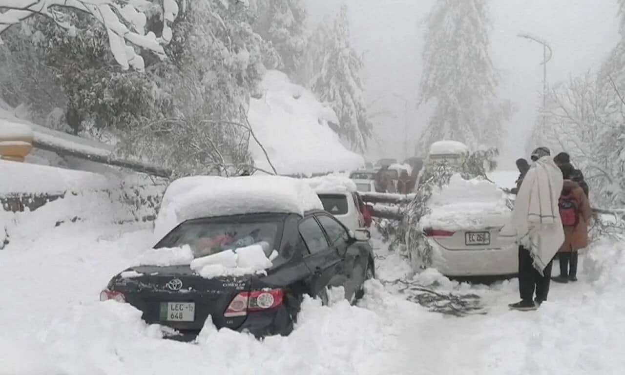 Снег сильный будет. Сильный снегопад. Снег в Пакистане. Аномальный снегопад. Обильный снегопад.