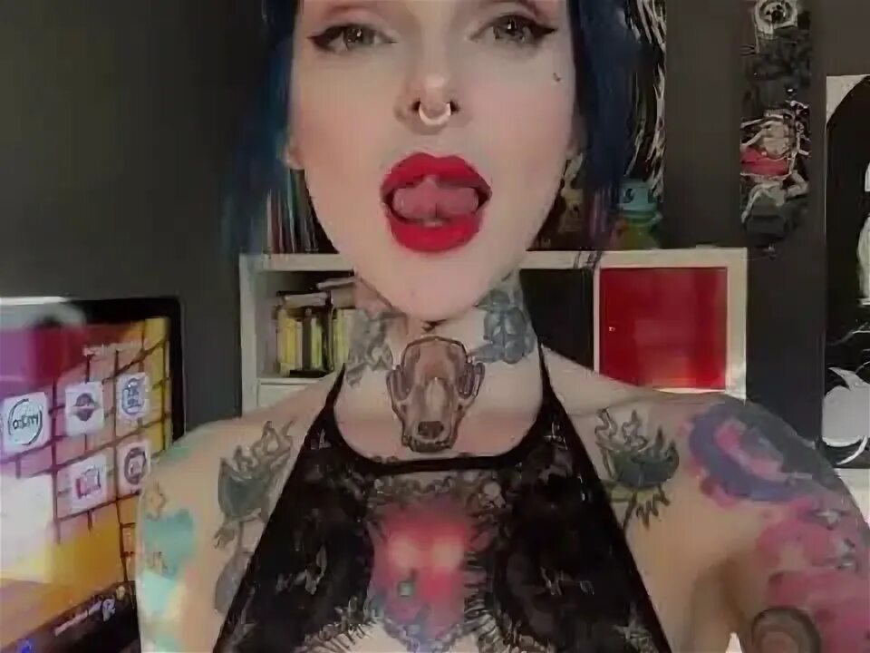 Riae суисайд сплит языка. Язык змея девушка. Змеи высовывают язык. Американская история ужасов змея. Язык змеи.