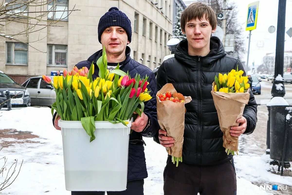 Где в москве дарят цветы. Человек тюльпан. Мужчина с тюльпанами.