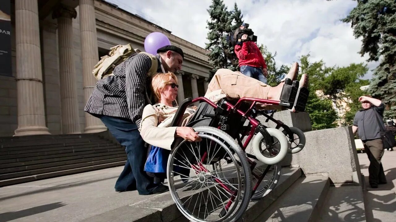 Поможет людям с ограниченными. Инвалид. Помощь людям с ограниченными возможностями. Поддержка инвалидов. Инвалиды в России.