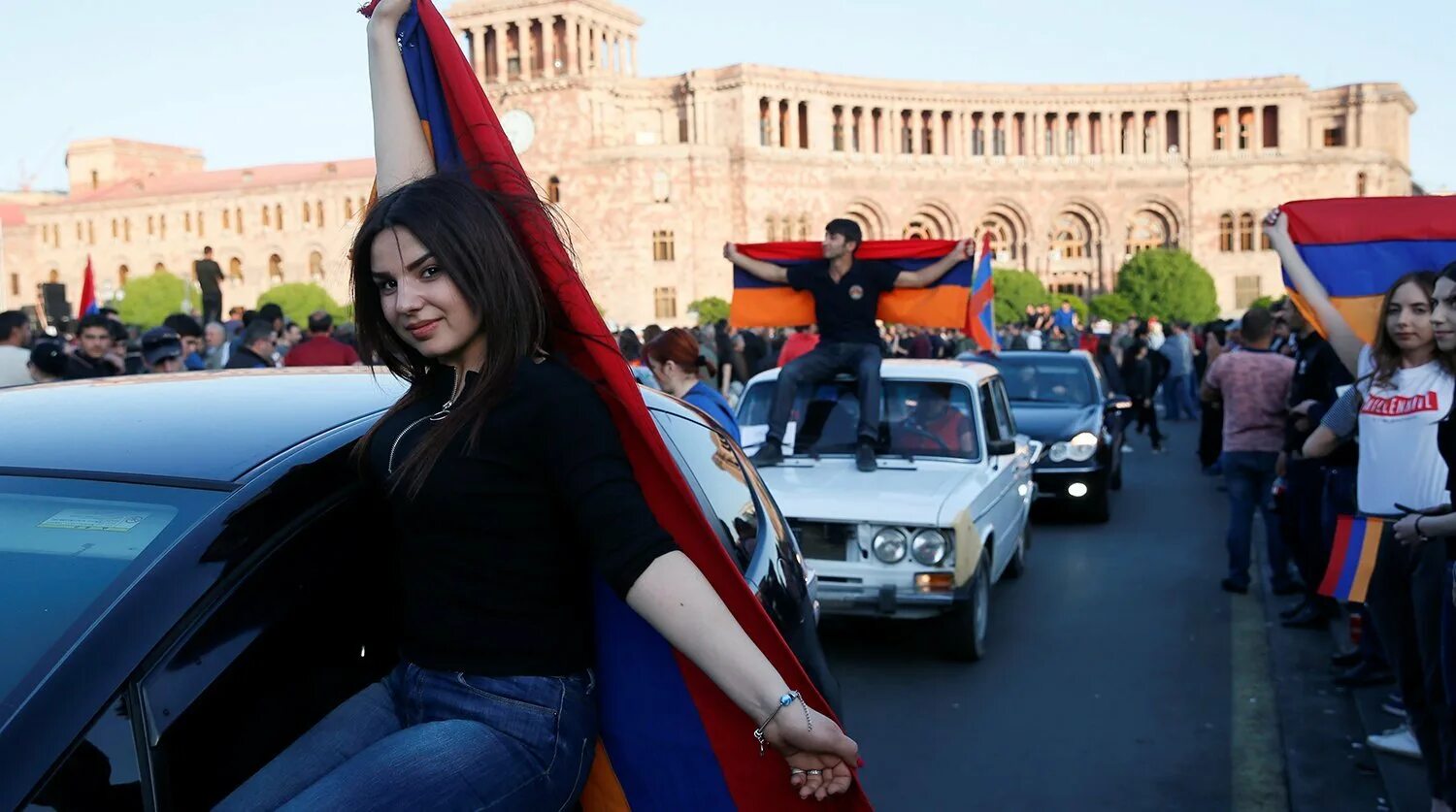 Армянские арм. Армянские девушки. Армянка с флагом. Девушка с армянским флагом. Ереван девушки.
