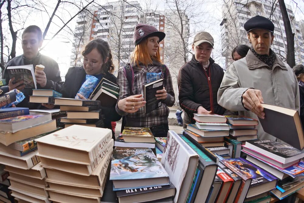 Книги россия 90. Книжный рынок. Книжный развал. Книжный развал в библиотеке. Книжная торговля.