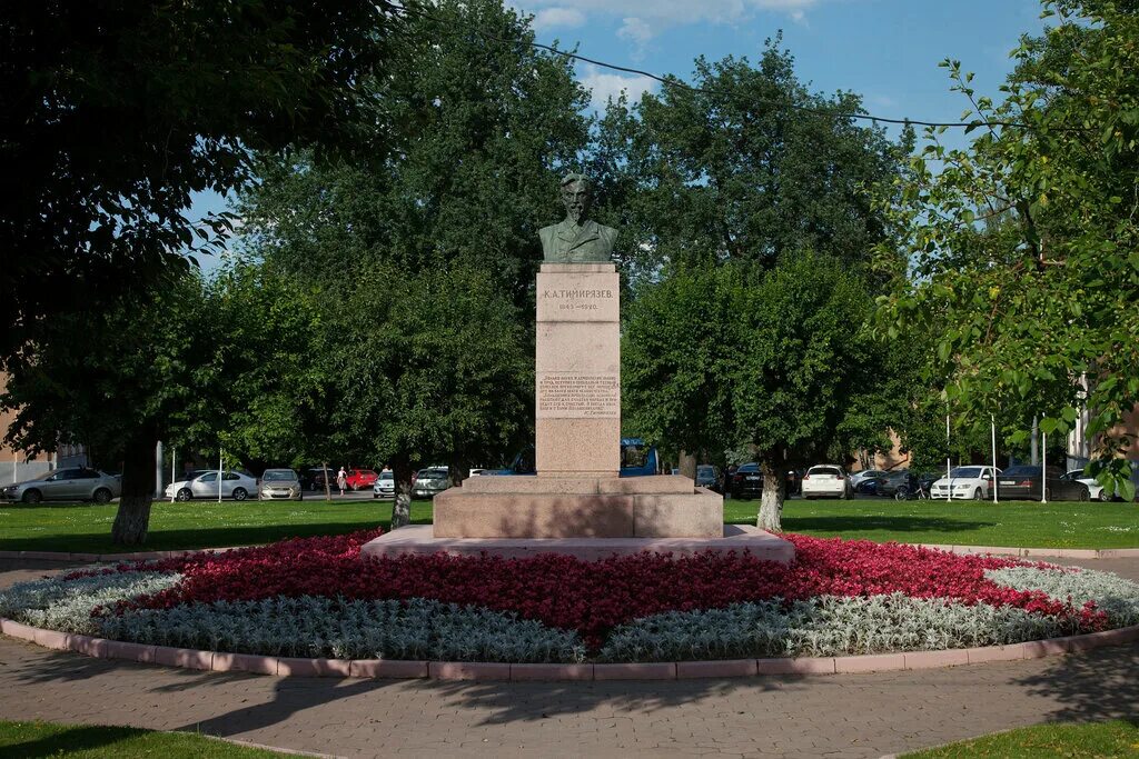 Чем отличается мемориал. Памятник Тимирязеву на Тверском бульваре. Памятник Клименту Тимирязеву. Площадь Никитских ворот памятник Тимирязеву. Памятник к.а.Тимирязева Калуга.