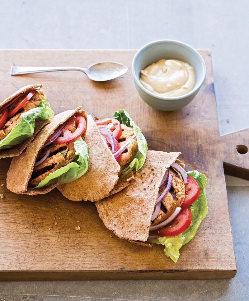 Блюда кафе быстрого питания. Блюда фастфуда. Столовая ассортимент блюд. Бургеры. Мексиканский тако стрит фуд.