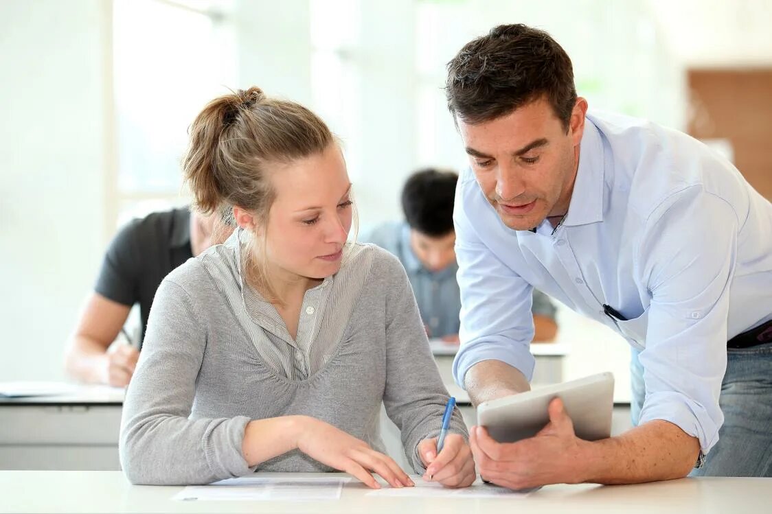 Общение преподавателя со студентами. Преподаватель и студент. педагог и студент. беседа преподавателя и студента. преподаватель объясняет студентам.