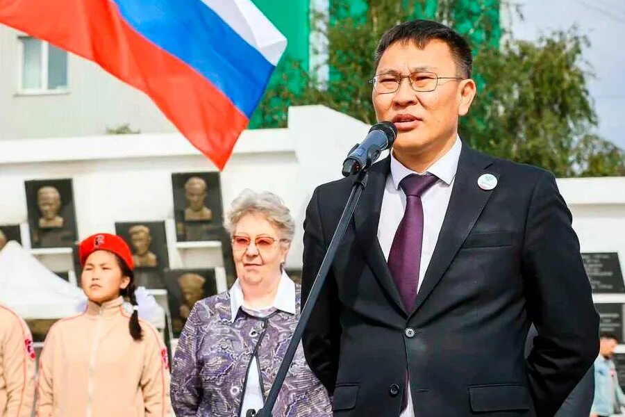 Население якутска на 2025 год. Площадь победы якутск. якутия митинг. флаг кадетов якутска. якутские партии.