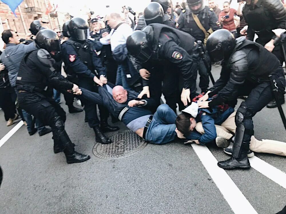 Разгон демонстрантов в России. ОМОН избивает митингующих в Москве. Полиция избивает протестующих.