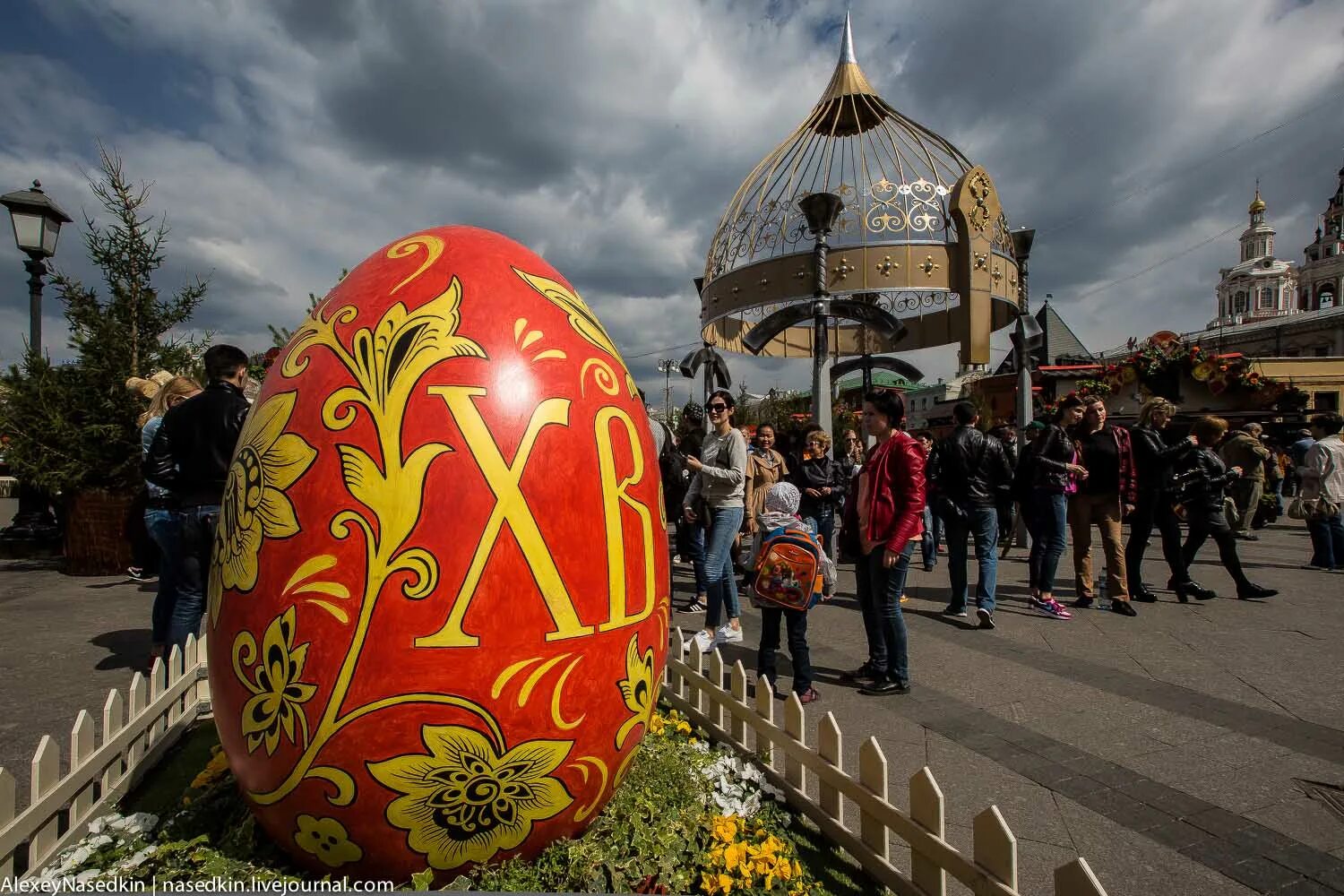 Праздник пасхи рф. Украшение города к Пасхе. Москва Пасхальная. Пасхальное яйцо. Празднование Пасхи в Москве.