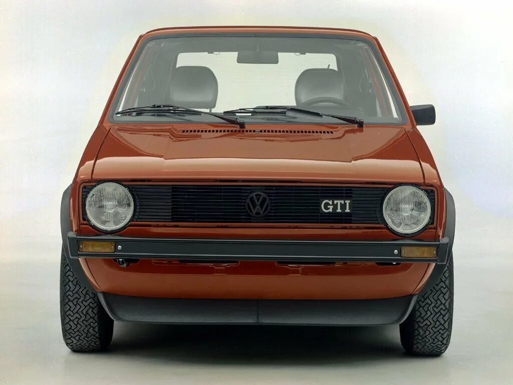 Фольксваген гольф 1.3. Volkswagen Golf GTI 1976. Volkswagen Golf 1 GTI. Volkswagen Golf GTI 1974. Volkswagen Golf 1974 года.