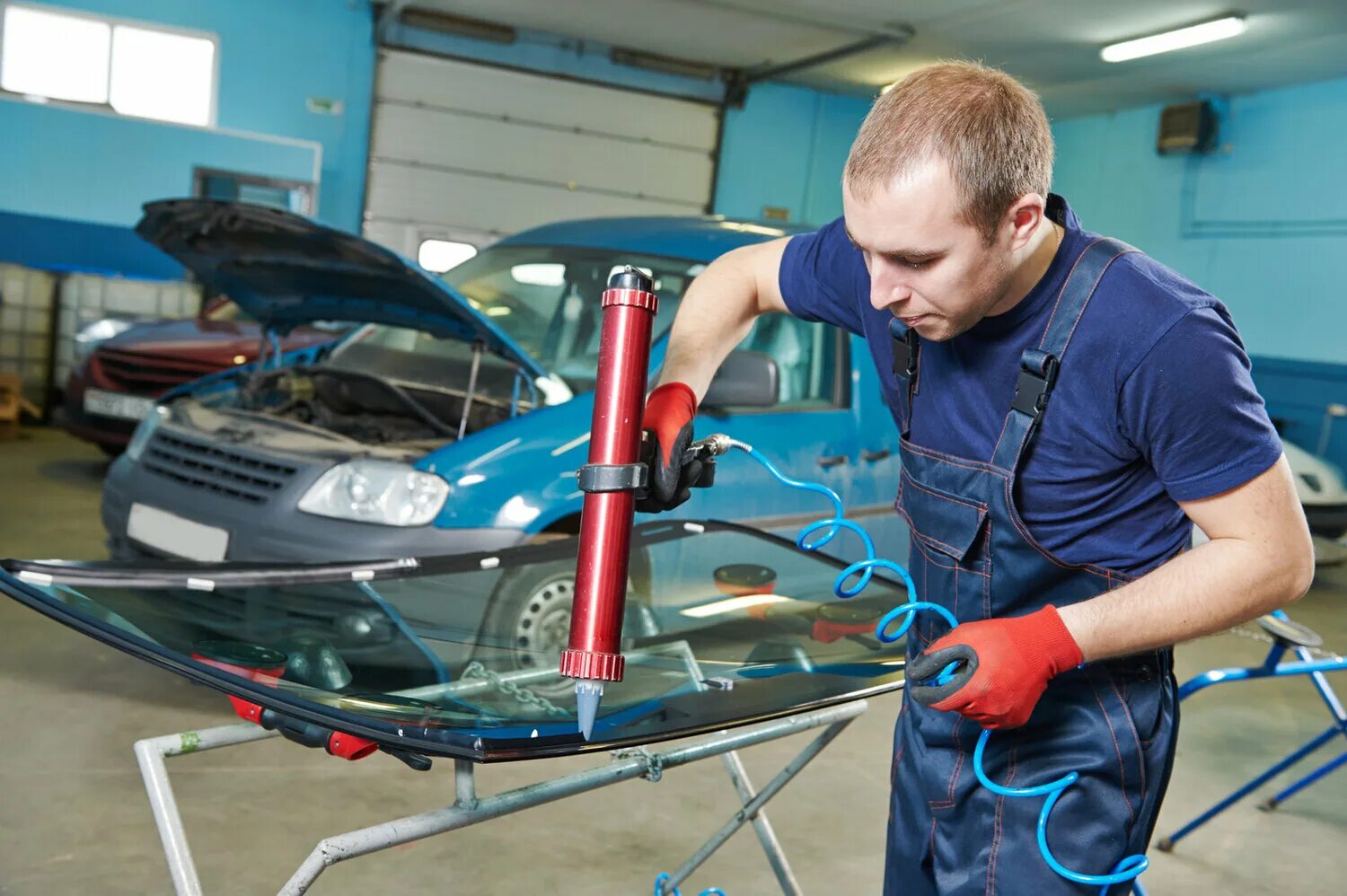 Установщик автостекол. Вклейка автостекол. Вклейка автомобильного стекла. Замена стекол автомобиля.