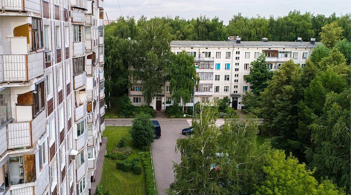 Хрущевка. Пятиэтажки хрущевки Москва. Хрущевка в Кузьминках. Двор хрущевки. Дом хрущевка.