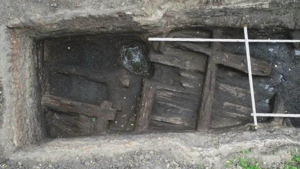 неревский раскоп великий новгород. в раскопках под новгородом которые велись. россия 1 раскопки в нижегородской области. раскопки немецкого двора в великом новгороде. серебрянный ковш старинный.