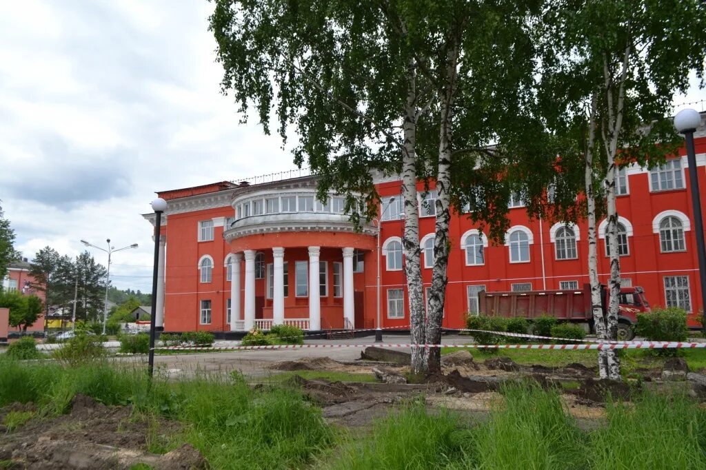 Погода чусовой. Город Чусовой Пермский край. Дворец культуры Чусовой. Чусовой дворец культуры Металлургов. Чусовой 2000.