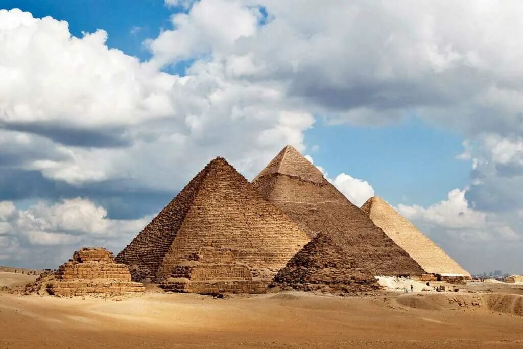 Каир достопримечательности. Великие пирамиды Гизы. Каир Египет пирамиды. Каир достопримечательности пирамиды. Пирамида Хеопса.
