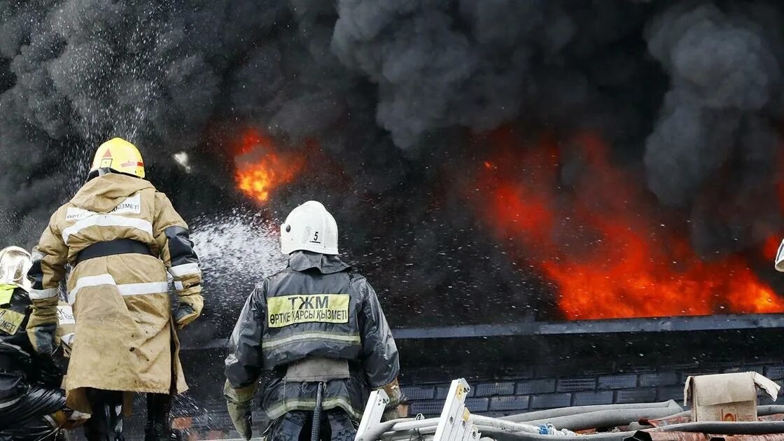 Пожар в алматы сегодня ночью. Пожар в Алматы. Пожар в Алматы сейчас. Горит дом в Казахстане.