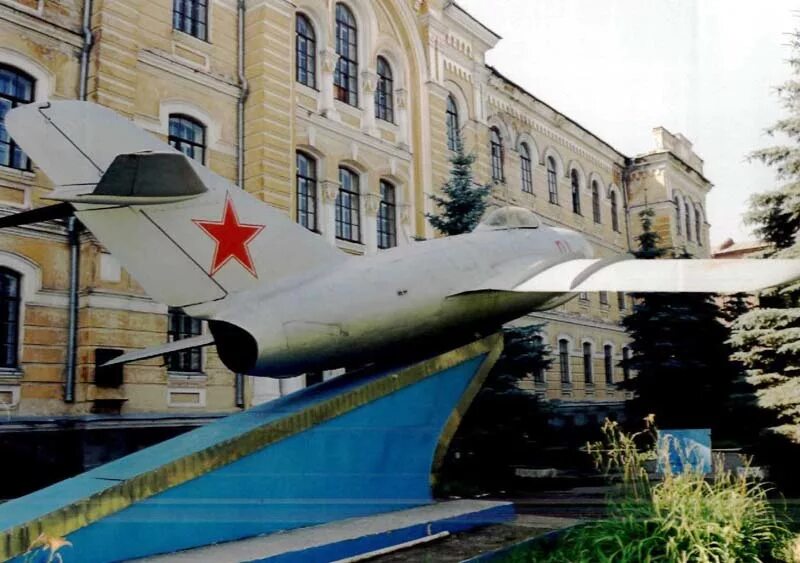Кадетский корпус имени неплюева в оренбурге. Оренбургское летное военное. Оренбургское летное училище гагарина. Челюскинцев 17 оренбург летное училище. Оренбургское летное военное училище.