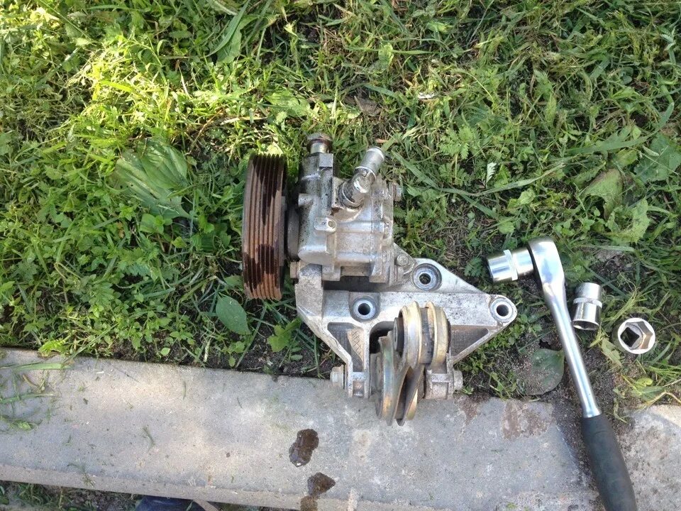 Гидроусилитель ваз 2112. Гур ваз 2110 16 кл. Установим гур. Гидроусилитель руля на ваз 2112 16 клапанов. Крепление гидроусилителя ваз 2112.