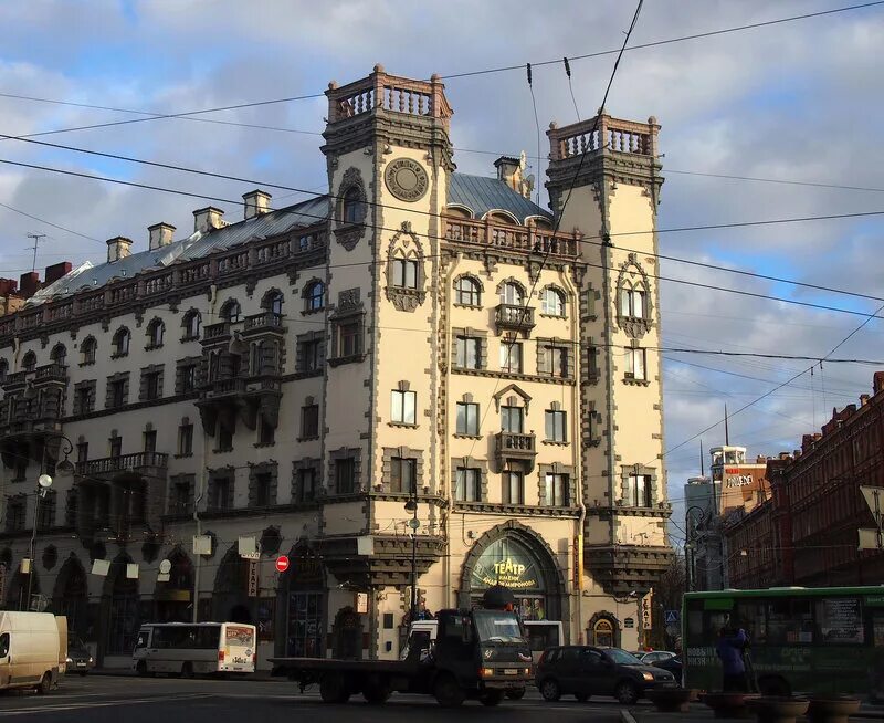 Работа петроградка. Петроградка. Красивые места на Петроградке. Дом с башнями большой проспект Петроградской стороны. Петроградка достопримечательности.