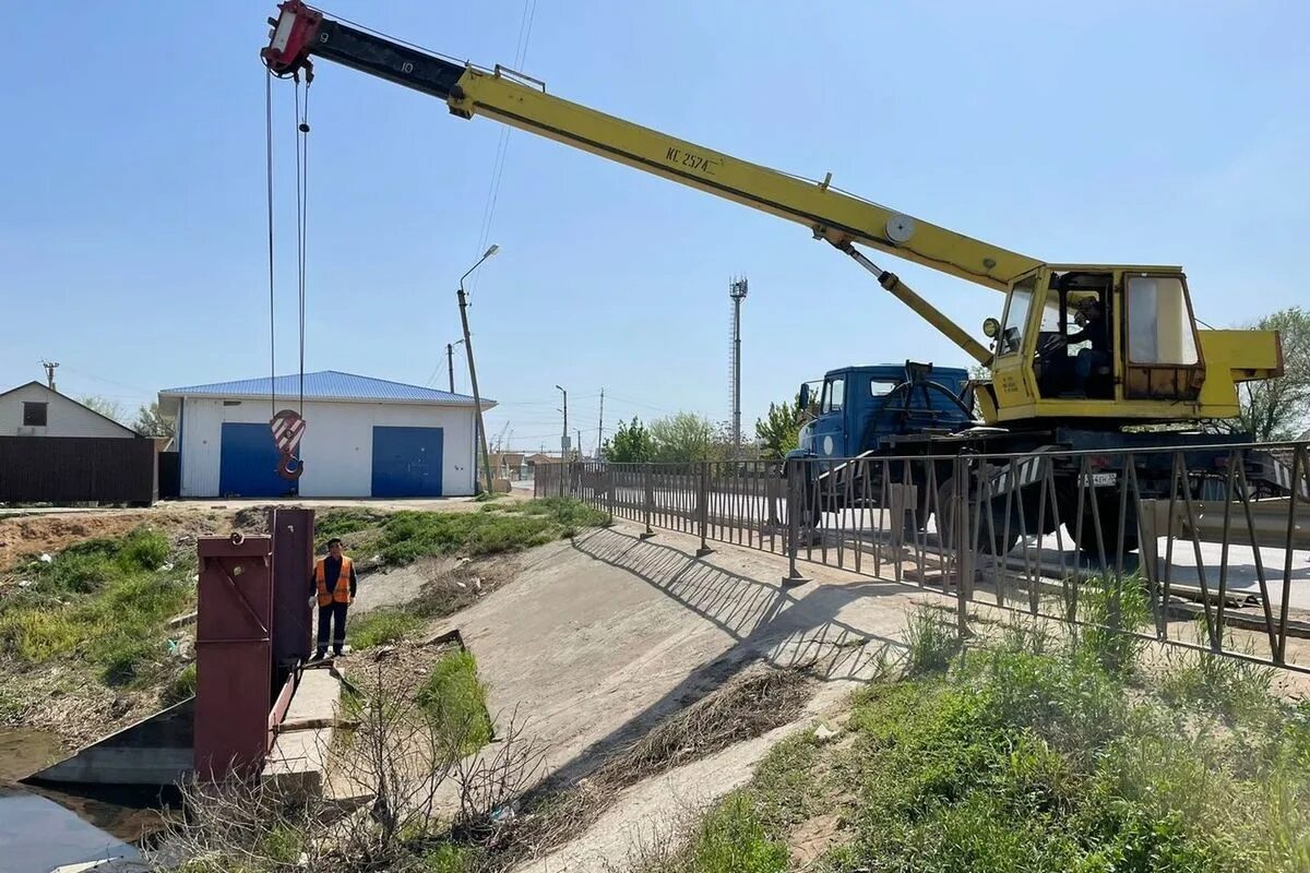 Уровень воды астрахань в 2024. Воды Астраханской области. Астраханский гидроузел. Мост через казачий Ерик Астрахань. Новый мост Астрахань.