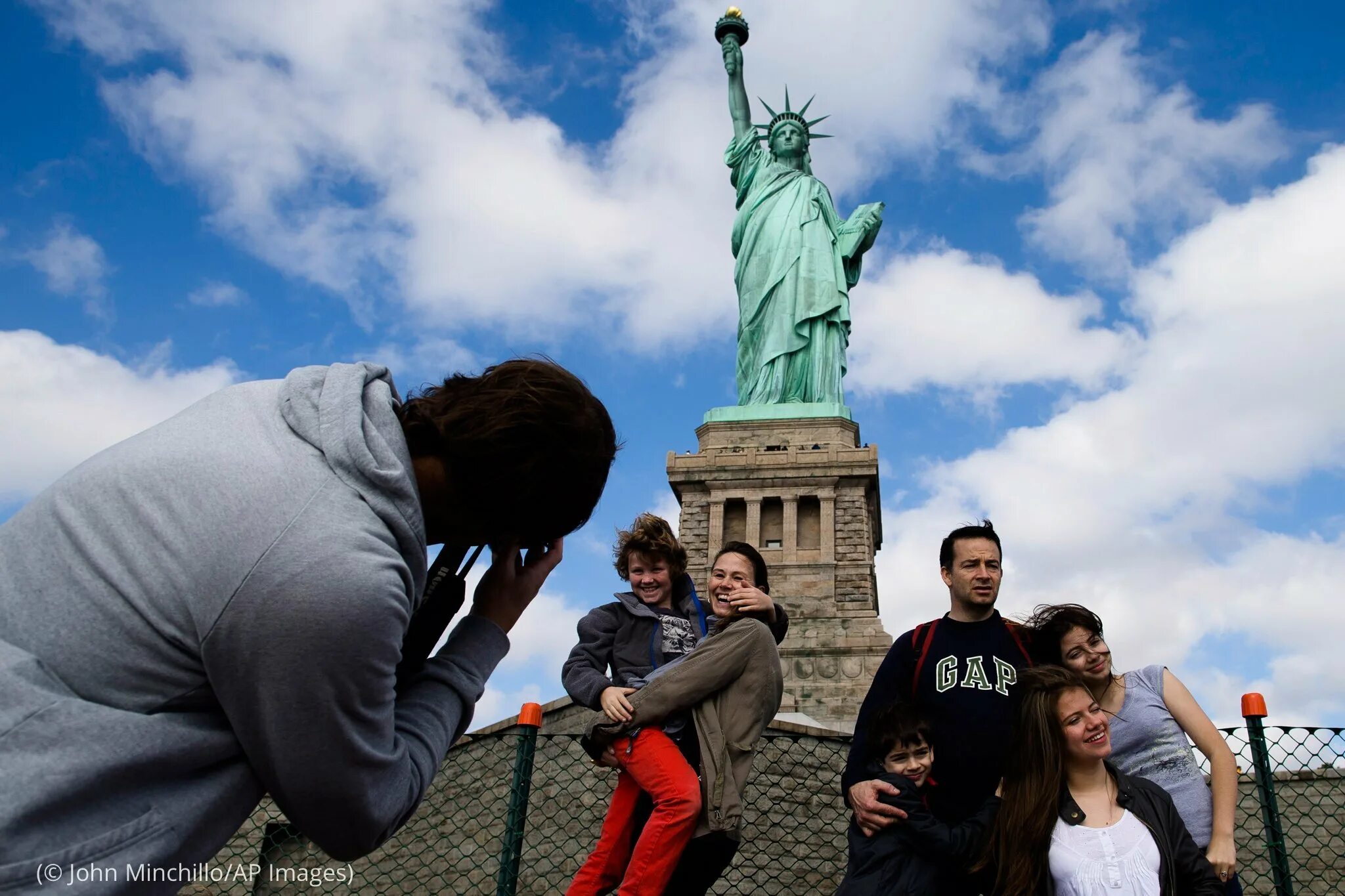 Свобода в различных странах. Statue of Liberty Нью-Йорк. Статуя свободы на фоне Нью-Йорка. Нью Йорк памятник Свобода. Нью Йорк около статуи свободы.