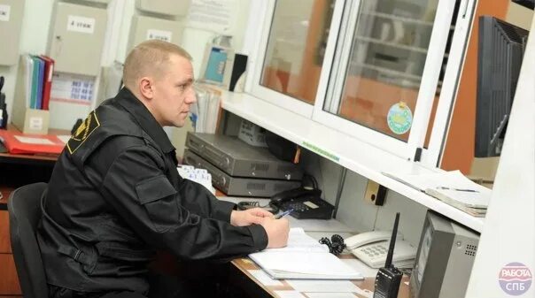 Работа спб сутки через трое для мужчин. Контролер охранник. Контролер КПП. Контролер контрольно-пропускного пункта. Охранник на проходной.