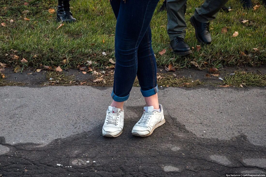 Подвёрнутые джинсы у девушек. Девушки с подворотами. Девушки в носках и кроссовках. Девушка в джинсах с подворотами. Мод видны ноги