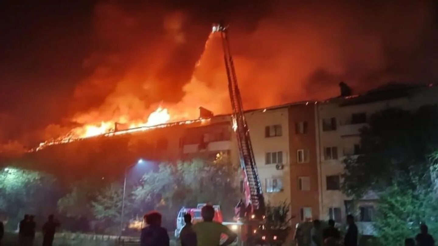 Взрыв береговой. Пожар в доме. Пожар в здании. Пожар фото. Дом горит.