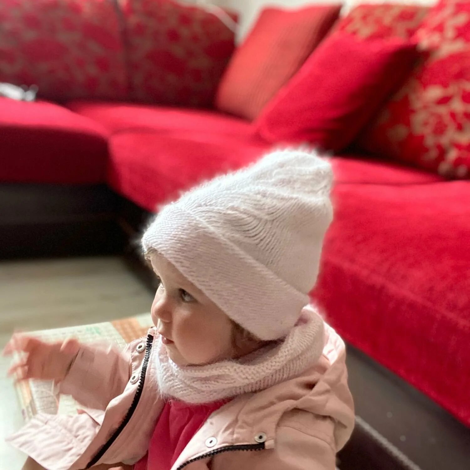 Шапка бини двойная пух норки. Шапка с меховым помпоном для девочки. Шапка из пуха норки. Шапка для девочки из пуха норки спицами. Шапка бини из пуха норки с пайетками.