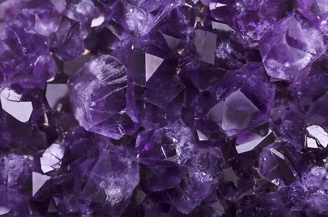 Фиолетовый кварц аметист. Фиолетовый кварц камень. Фиолетовый кварц Кристалл. Тёмно-фиолетовые Кристаллы. Кристаллы темно фиолетового цвета марганец