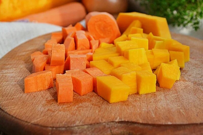 Тыква кукуруза. Морковный сок. Тыква морковь яблоко. Полезнее тыква морковь. Морковно тыквенный сок на зиму.