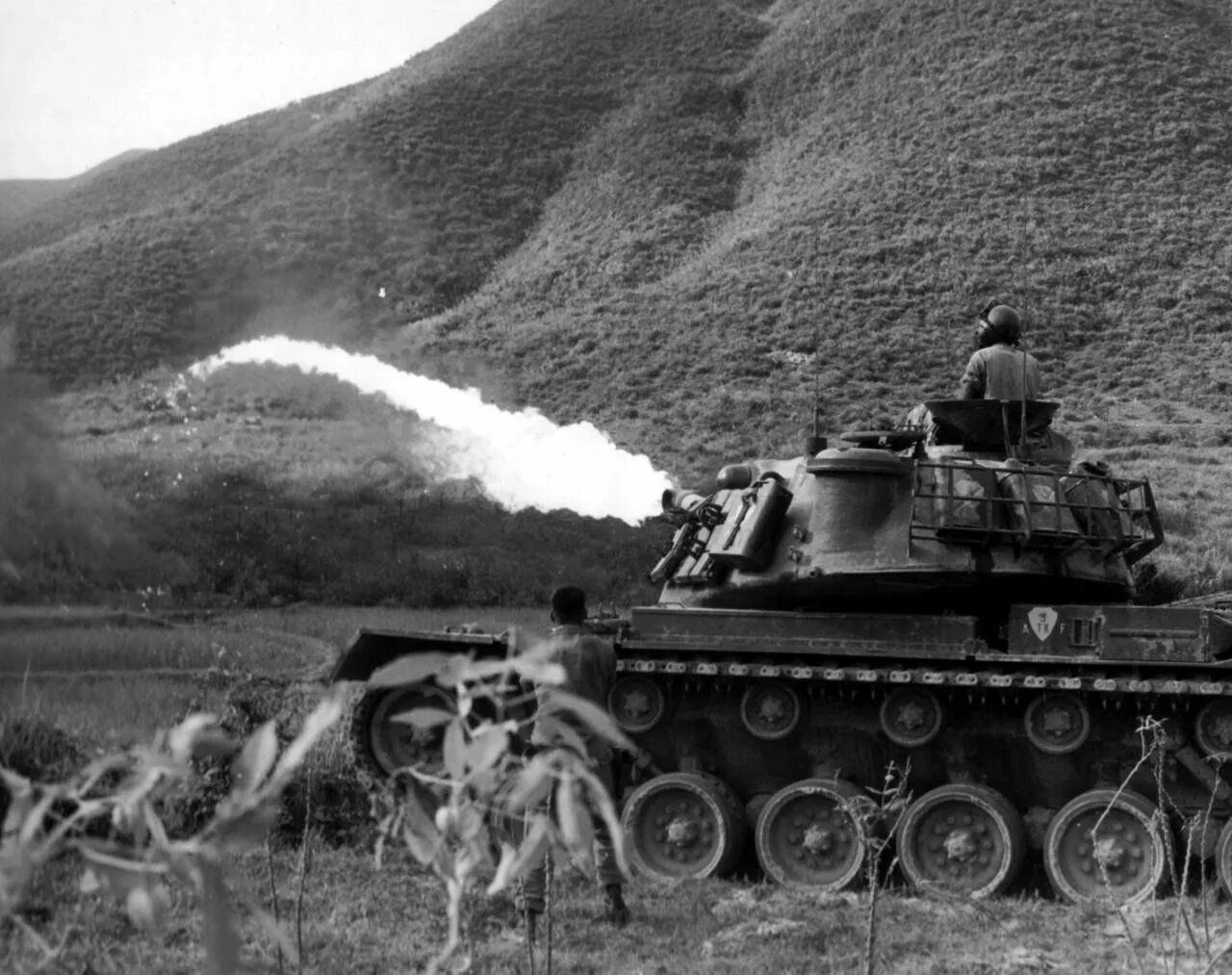 Танк м67 огнеметный. Огнеметный танк Вьетнам. Огнеметный танк м67 во Вьетнаме. Огнемётный танк Шерман.