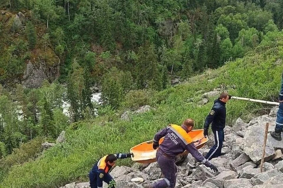 Переехавшие на алтай. Учар водопад горный. Горно-Алтайск водопад Учар Горно. Водопад Учар горный Алтай. Туристы на Алтае.