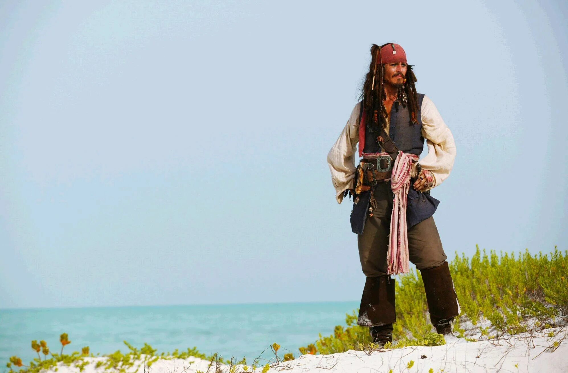 пираты карибского моря мертвецы не рассказывают сказки. пираты карибского моря интересные. джонни депп пираты карибского моря кадры. пираты карибского моря интересные. капитан джек воробей 5.