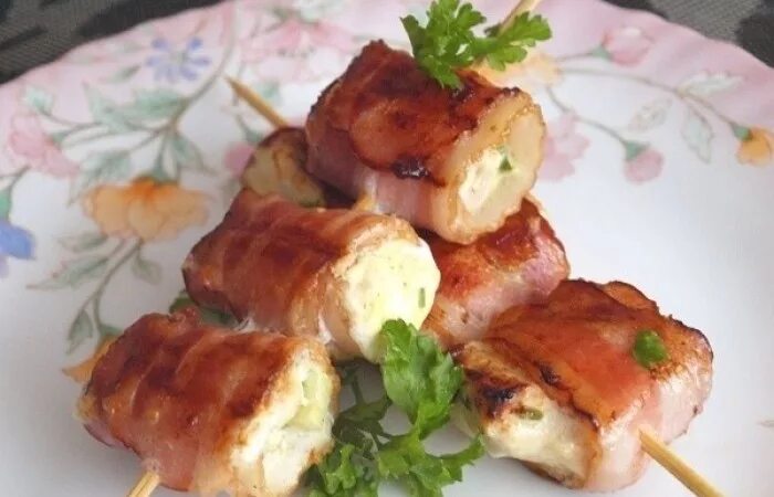 Куриный шашлык в беконе. Шашлык с беконом. шашлык курица в беконе. шашлычки филе в беконе.