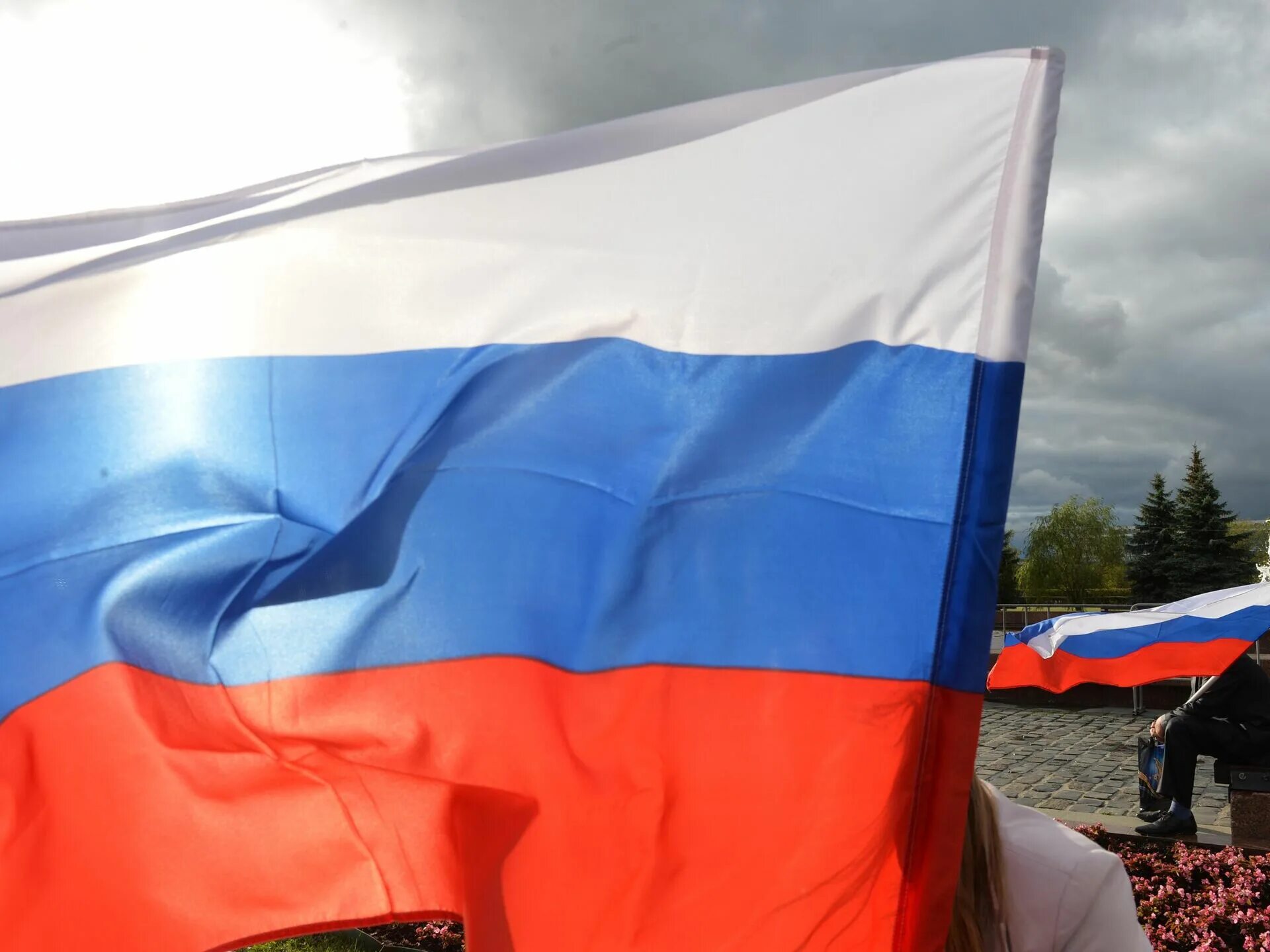 Цветы и российский флаг. Бурдж халифа окрасилась в цвет российского флага. Флаг российский наш окрашен. Российский флаг на авто. Окрасили цвет российского флага.