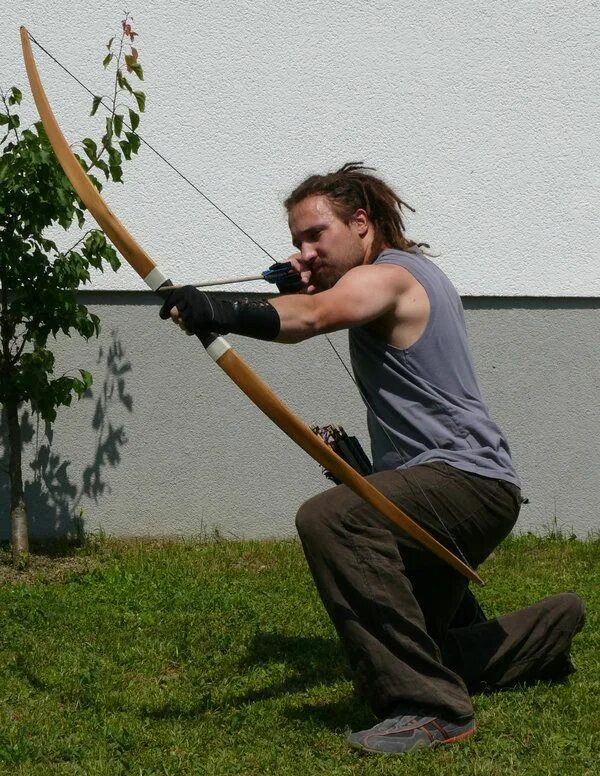 Азиат стреляет из лонгбоу. Archer reference. The Archer 's pose. Joe Gibb Longbow. Reference field