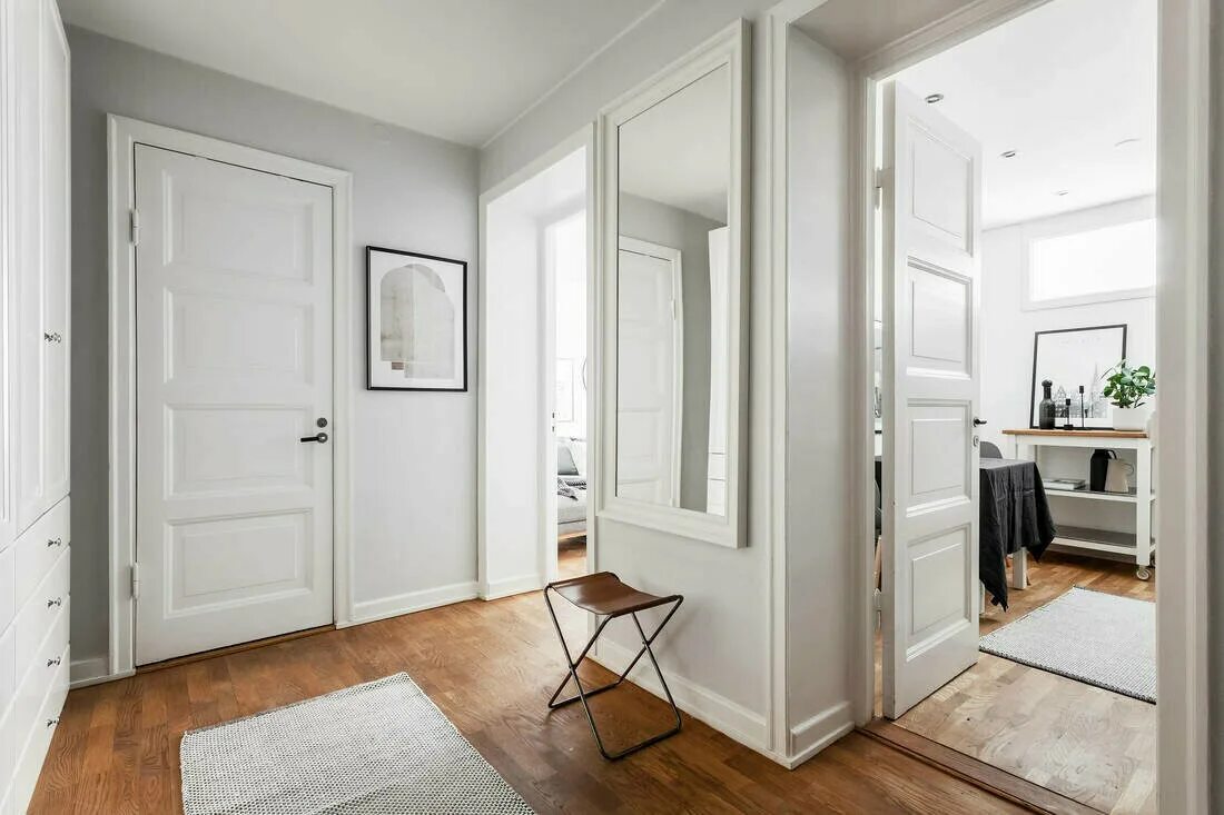 Высокие двери в интерьере квартиры. Двери в интерьере маленьких квартир. Высокие двери в маленькой квартире. Визуально высокая дверь.