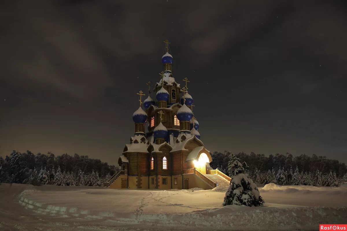 рождественская ночь. церковь зима рождество. храм преображения господня (тверь). храм зимней ночью. рождественская часовня.