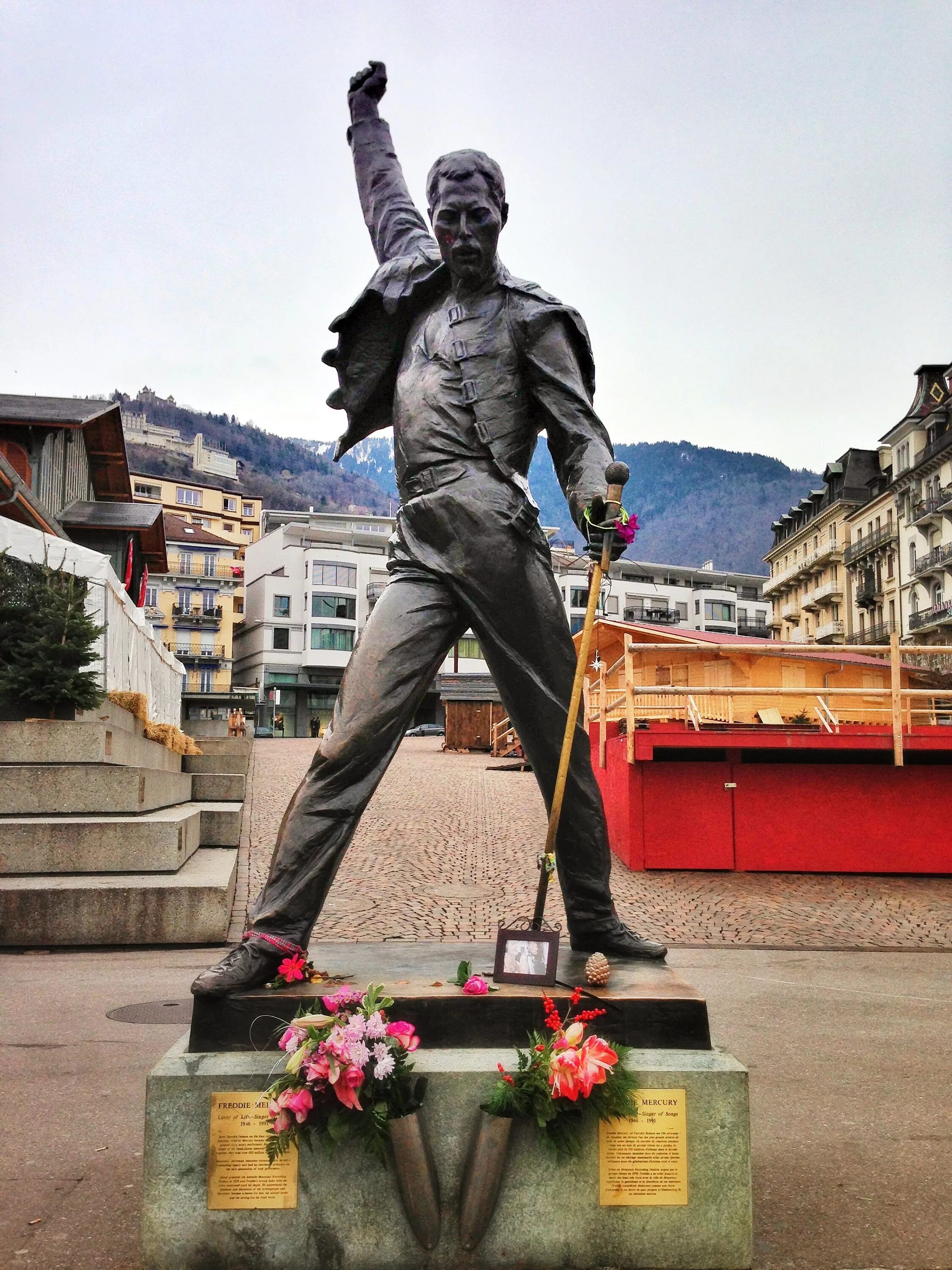 Памятник фредди меркьюри в швейцарии. Памятник фредди меркьюри в барселоне. Монтре фредди меркьюри. Памятник фредди меркьюри в барселоне. Freddie mercury памятник в монтре.