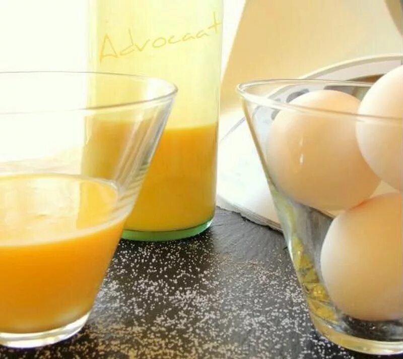ликер на яичных желтках. коктейль из яиц. яичный ликер адвокат. протеиновый коктейль из яиц. яичный коктейль.