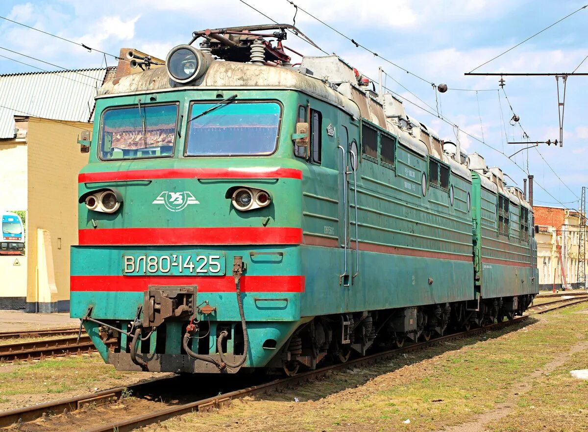 Вл80т 1380. Электровоз вл80 с военным поездом. Локомотив поезд. Поезда в депо фото.