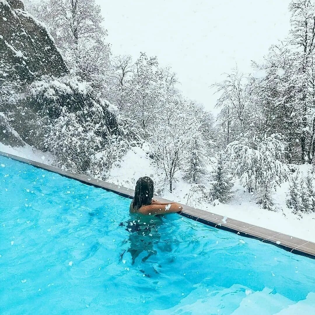 Гтц газпром красная поляна. Галактика сочи красная поляна. Термальный бассейн аллюр архыз. Зимние бассейны в сочи. Гранд отель красная поляна сочи.