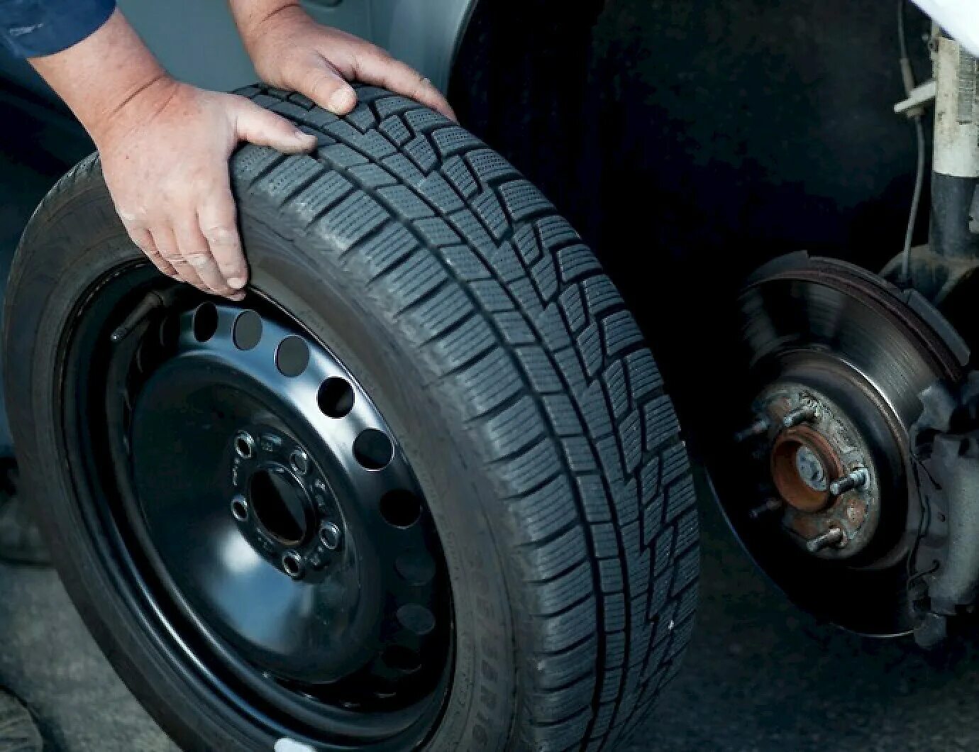 Снять поставить. Снятие колеса с автомобиля. Лампа ближнего света ленд ровер фрилендер 2. Откручивание болтов на колесе. Крепление для колес.